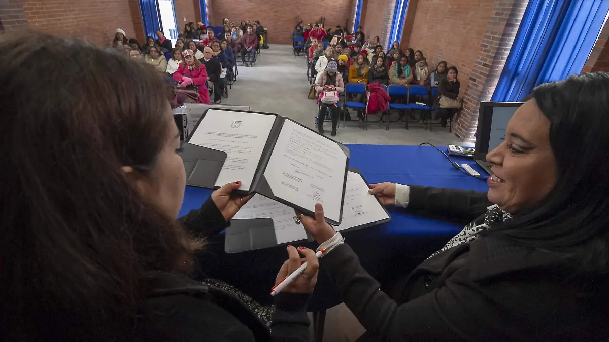 Firman convenio de colaboración para brindar atención a mujeres víctimas de violencia. Foto César Ortiz